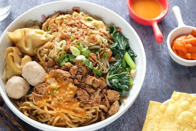 Mie Ayam Bu Nur: Rasa yang Menggigit, Kenangan yang Mengalir di Cilacap